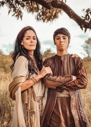 Hylka Maria e Henrique Camargo em “Gênesis”